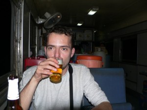 Pivo Singha v jídelním voze vlaku na jih - Thajsko 2004