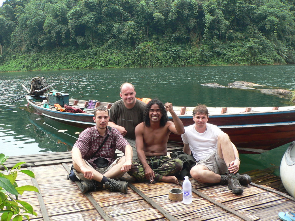 Khao Sok 2004: Skupinove foto s pralesním průvodcem