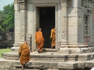 Prasat Hin Phimai - budhištičtí mniši jdou do chrámu - Thajsko 2005