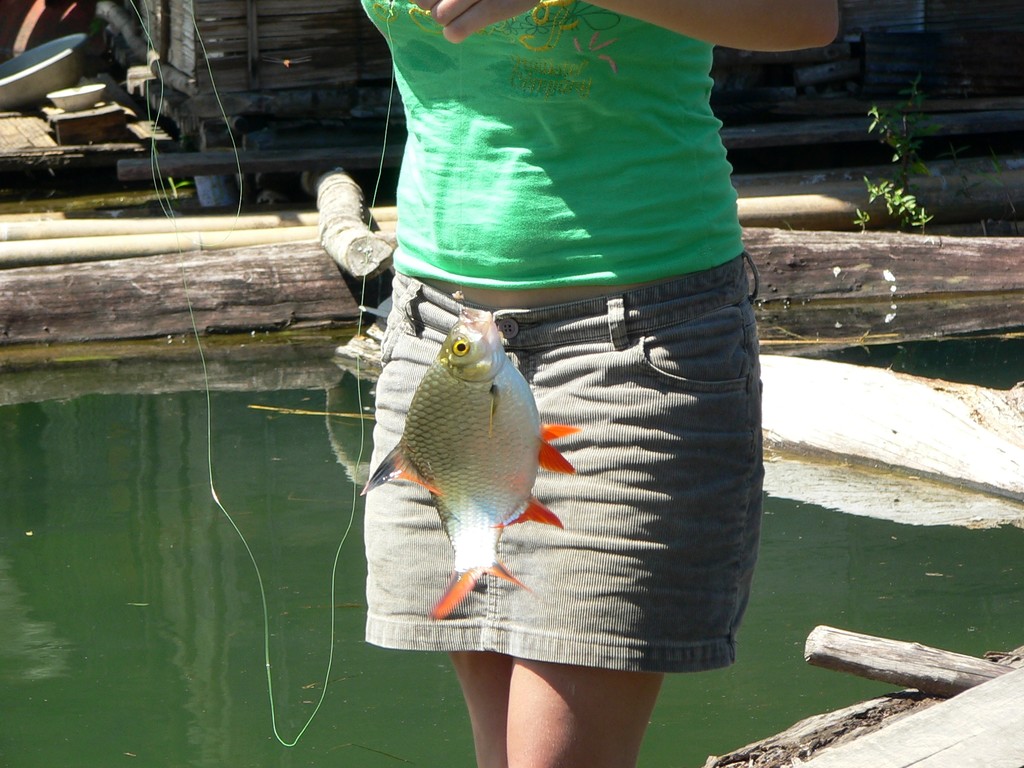 Khao Sok 2005 - Katarina chytá ryby